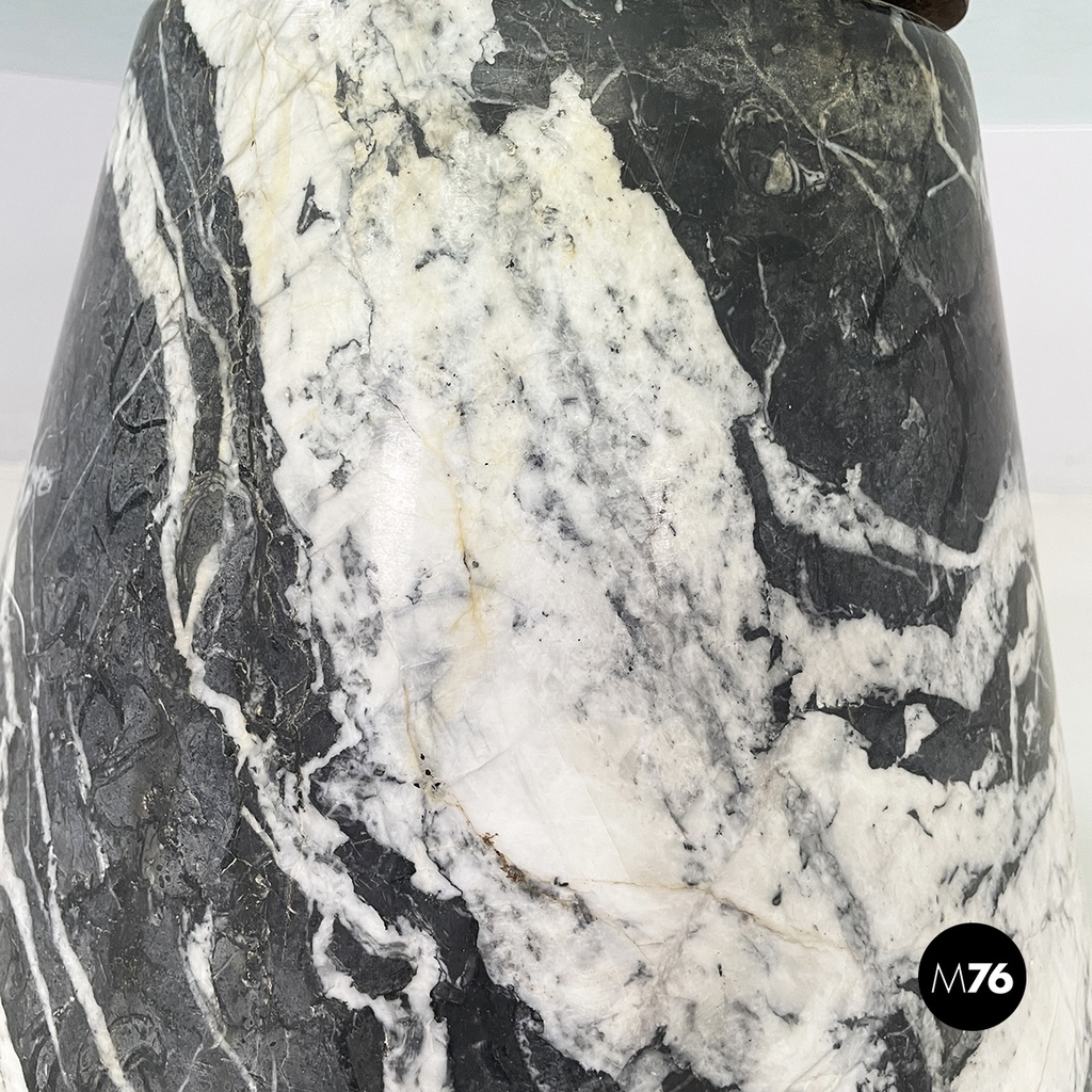 Italian modern Round coffee table in marble and glass, 1980s