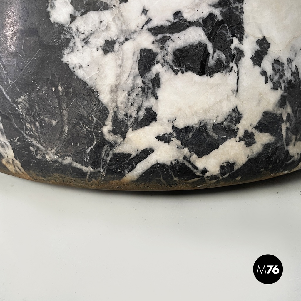 Italian modern Round coffee table in marble and glass, 1980s