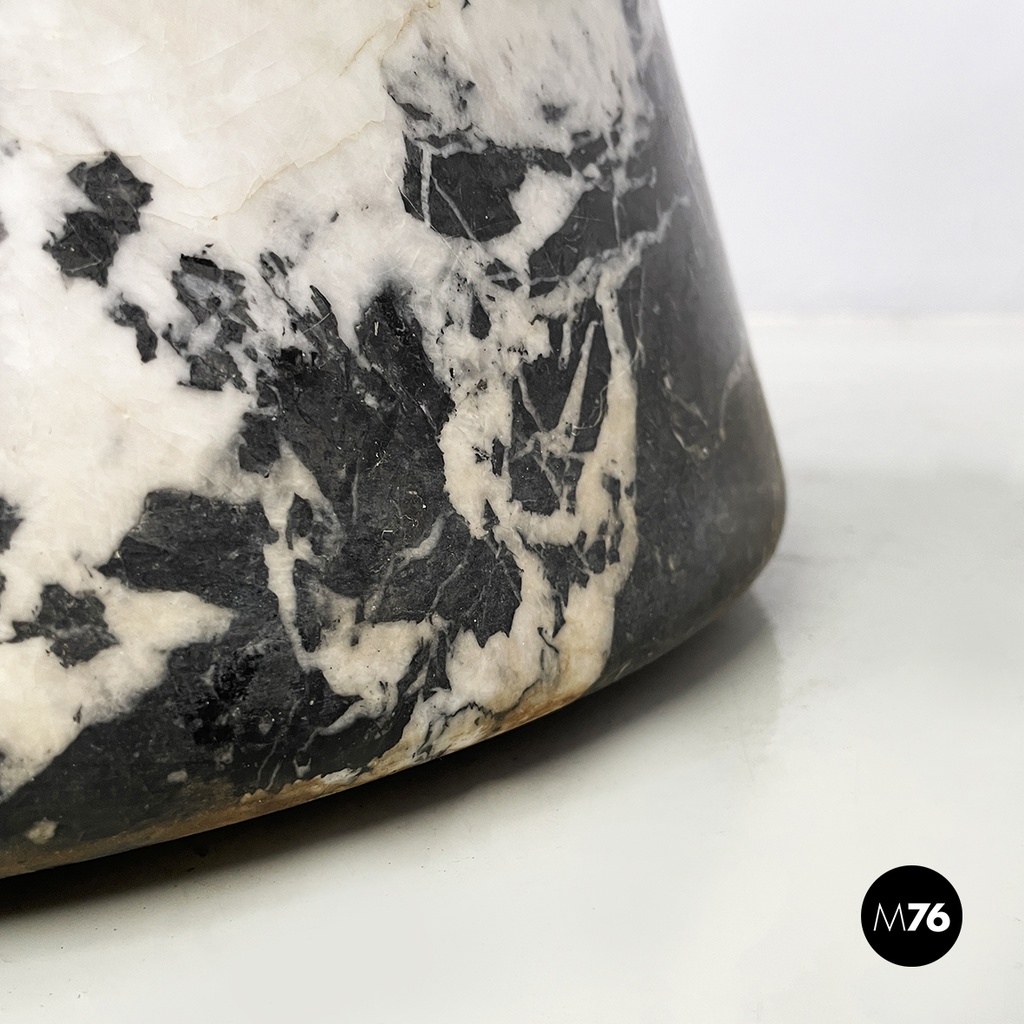 Italian modern Round coffee table in marble and glass, 1980s