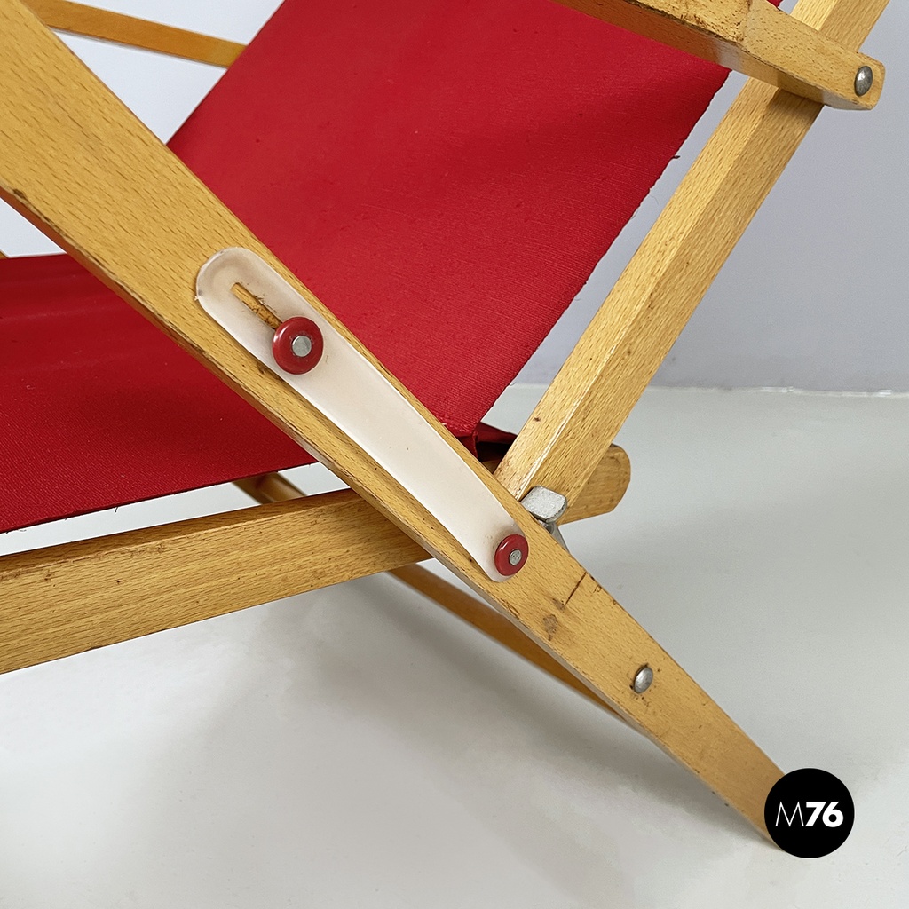 Italian mid-century Deck chair in red fabric and wood by fratelli Reguitti 1960s