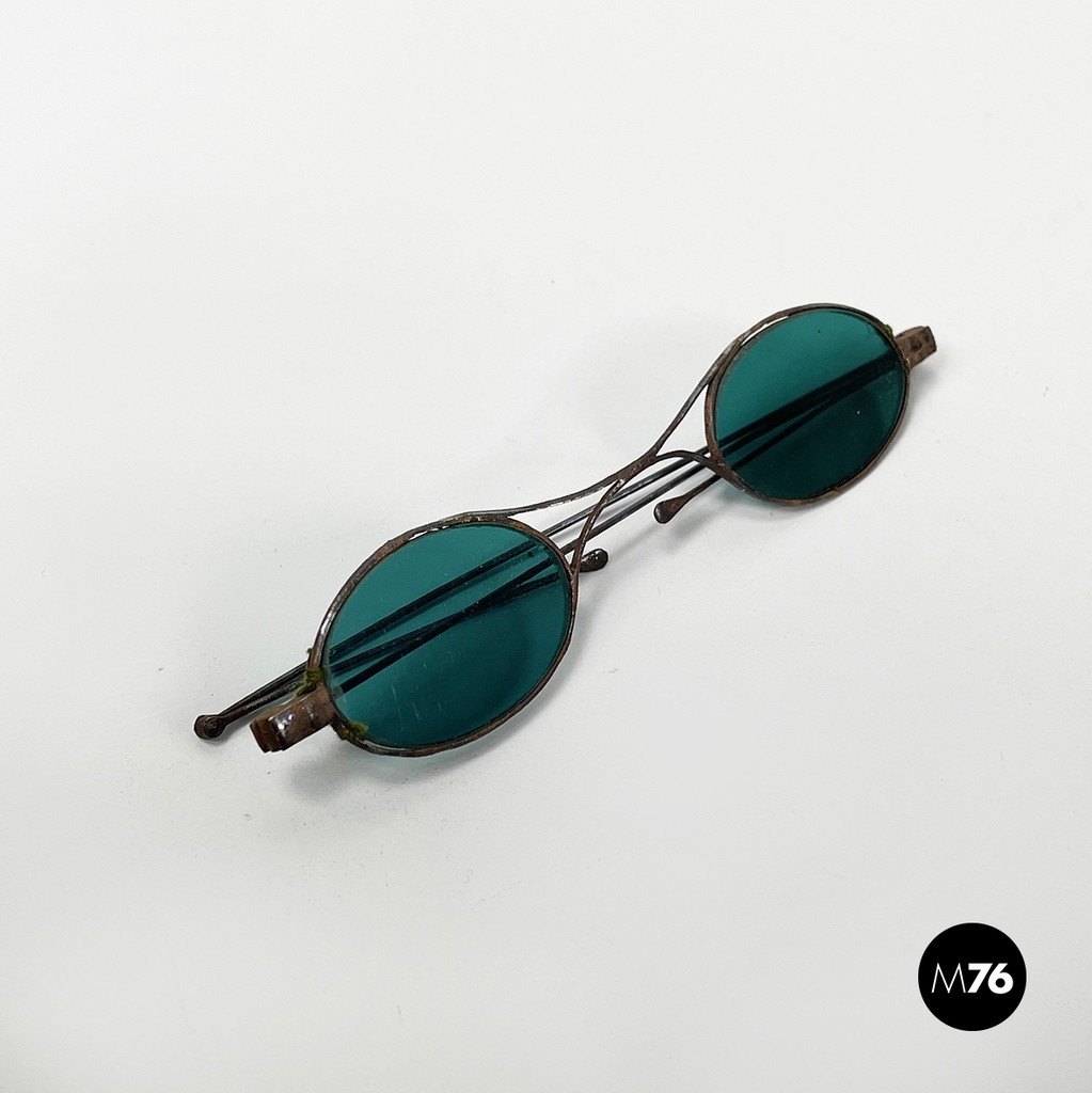Italian mid-century modern Sunglasses in green glass and metal, mid 1900s