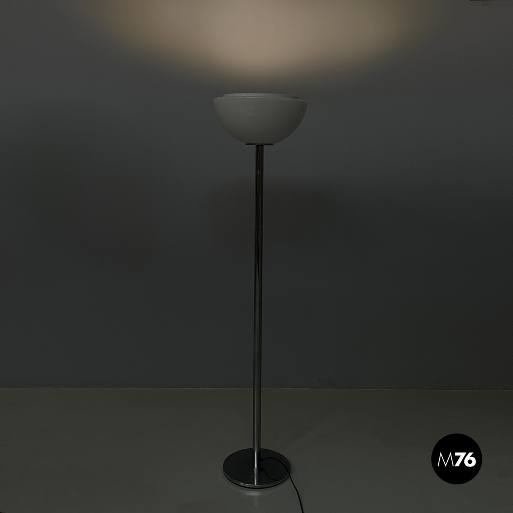 Lampada da terra in metallo e vetro opalino, 1970 ca.