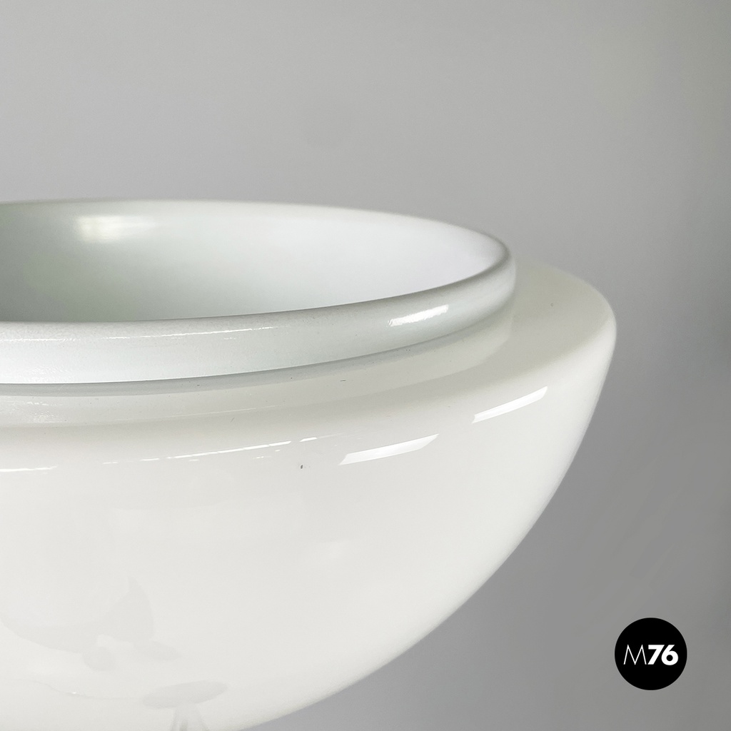 Lampada da terra in metallo e vetro opalino, 1970 ca.