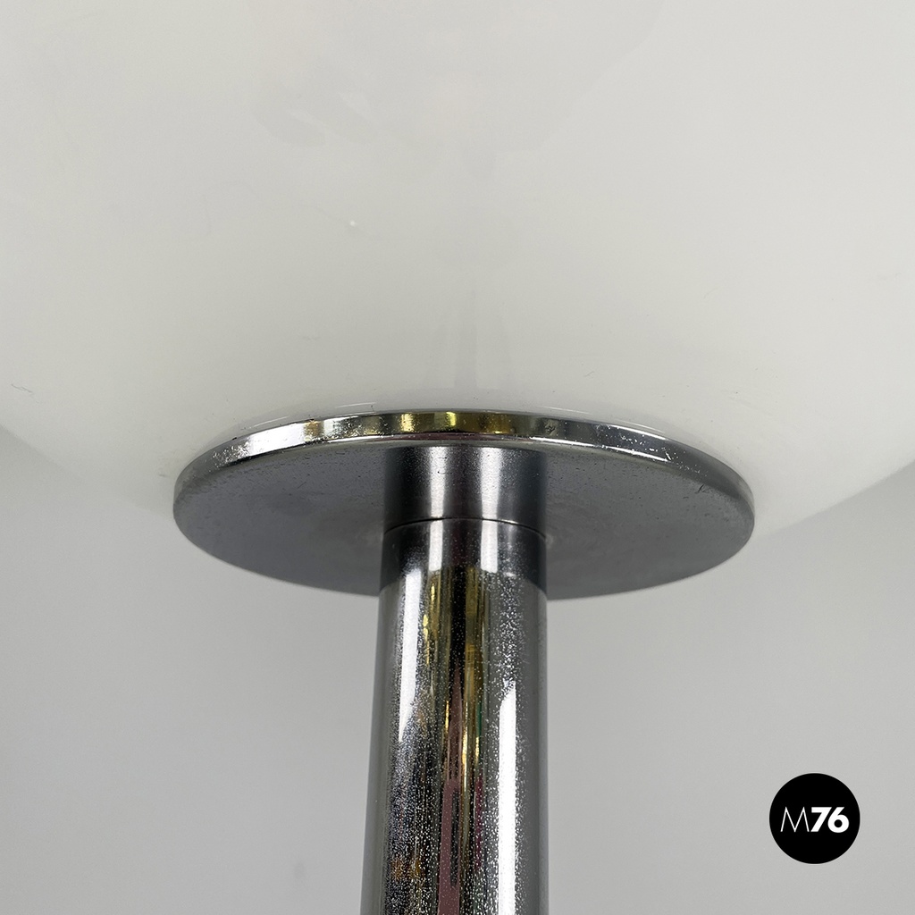 Lampada da terra in metallo e vetro opalino, 1970 ca.