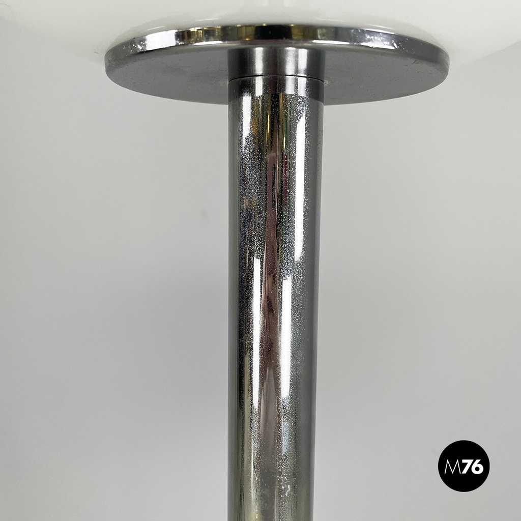 Lampada da terra in metallo e vetro opalino, 1970 ca.