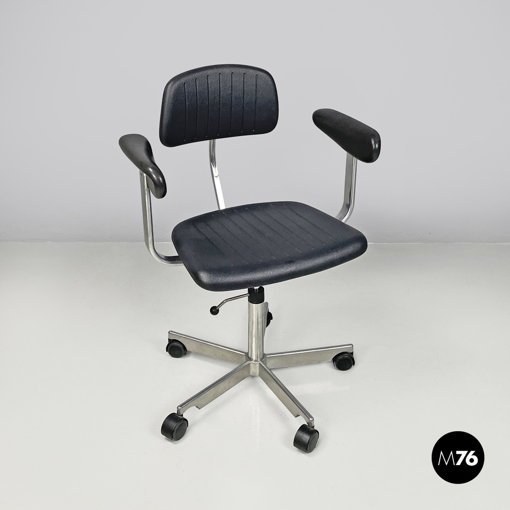 Danis modern black rubber and metal swivel office chairs by Fritz Hansen, 1980s