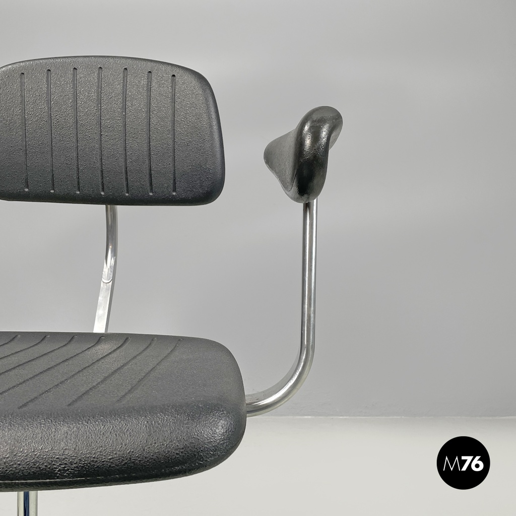Danis modern black rubber and metal swivel office chairs by Fritz Hansen, 1980s