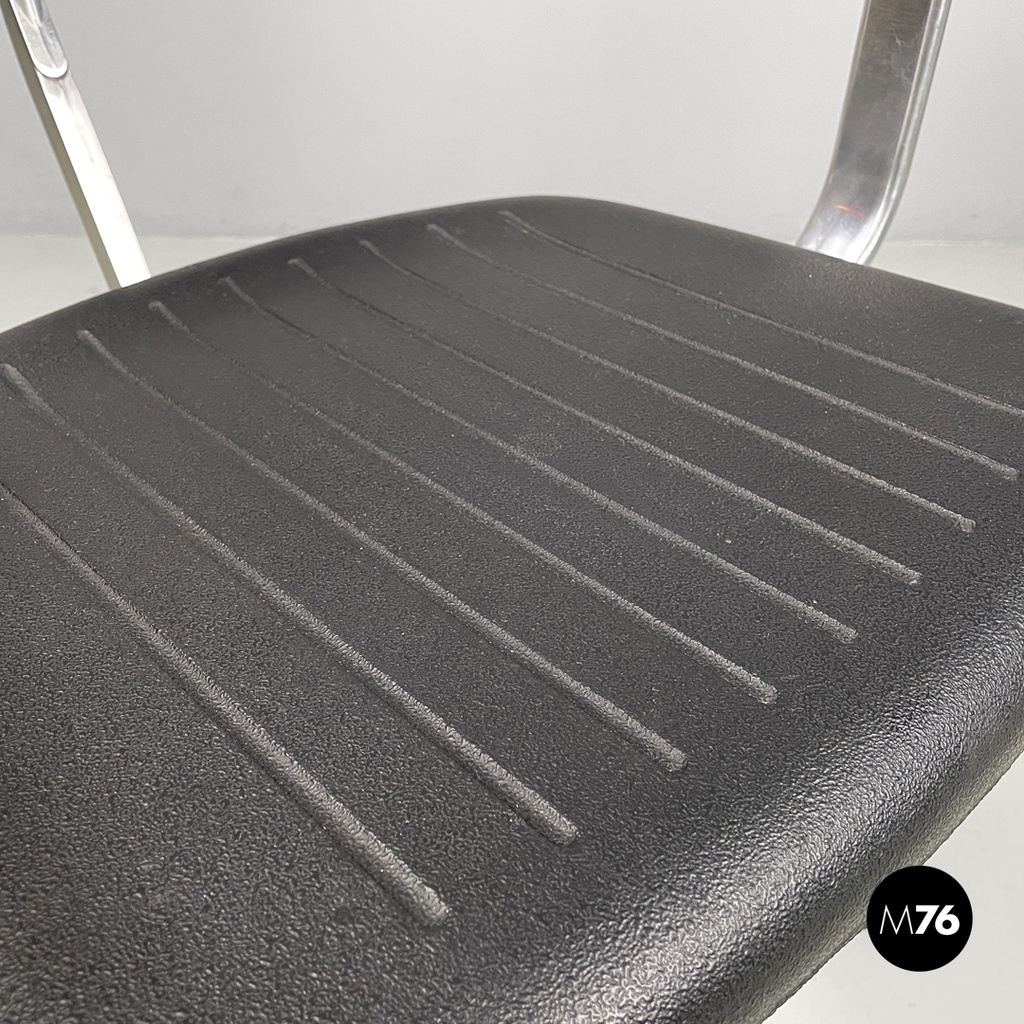 Danis modern black rubber and metal swivel office chairs by Fritz Hansen, 1980s