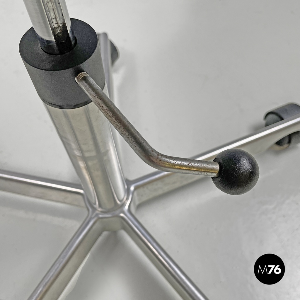 Danis modern black rubber and metal swivel office chairs by Fritz Hansen, 1980s