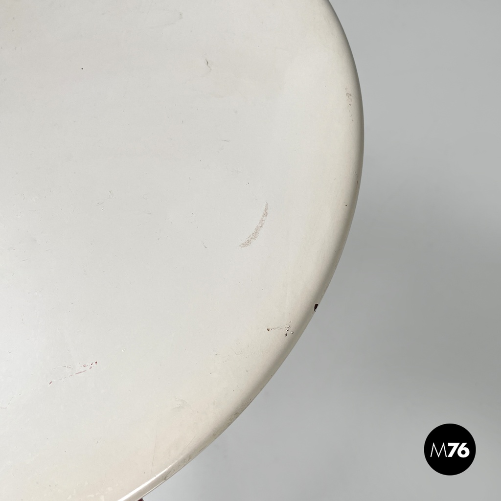 Italian post-modern three legged red and white metal chair with round seat 1980s