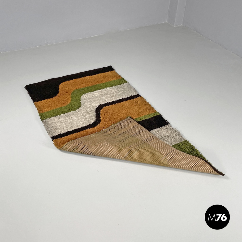 Italian modern rectangular rug with wavy decorations in green and orange, 1970s