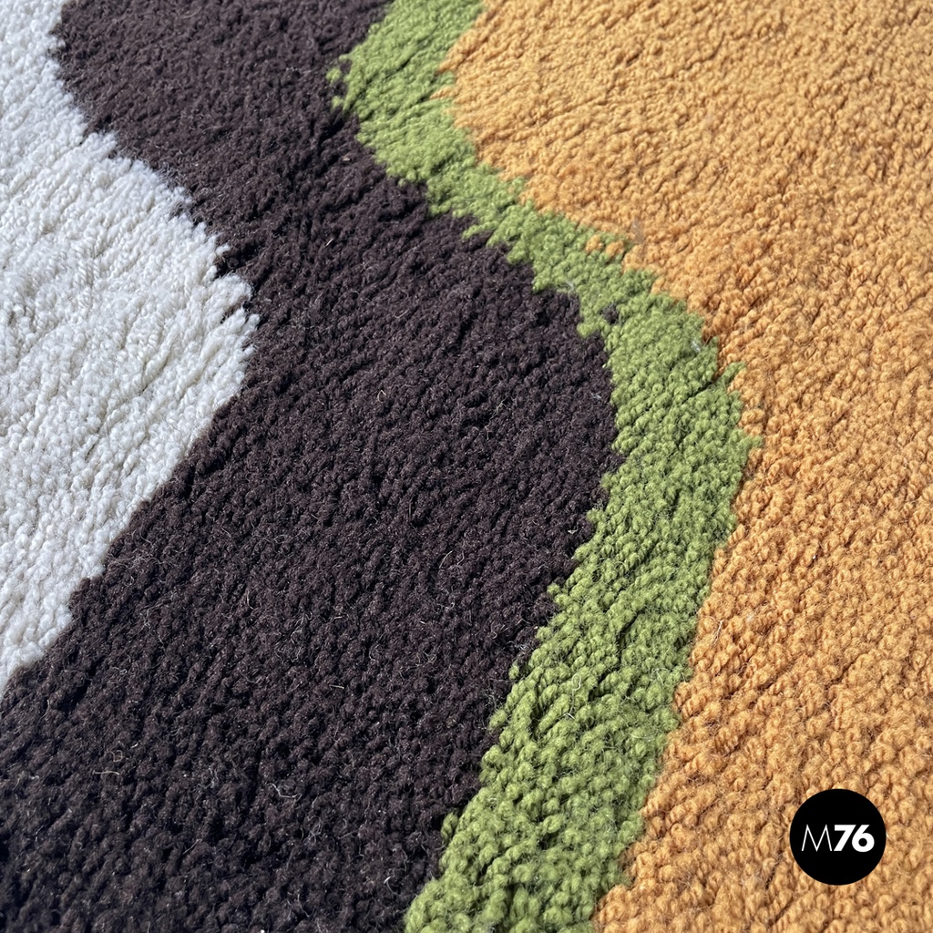 Italian modern rectangular rug with wavy decorations in green and orange, 1970s