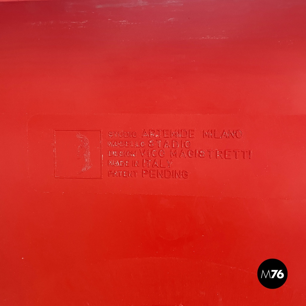 Italian space age Plastic Dining table Stadio by Magistretti for Artemide, 1970s