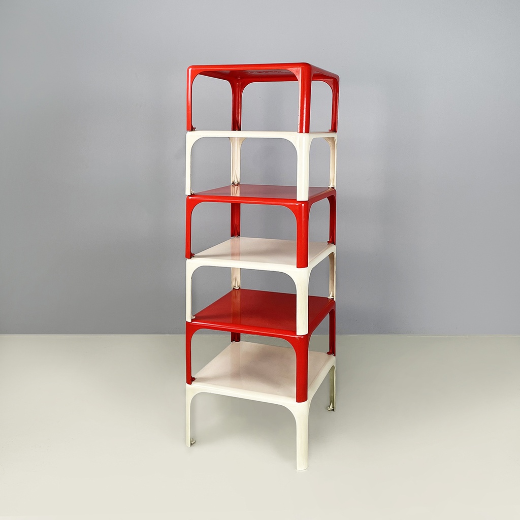 Italian space age Plastic coffee table Demetrio 45 by Magistretti Artemide 1970s