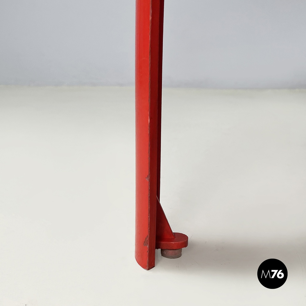 Italian space age Plastic coffee table Demetrio 45 by Magistretti Artemide 1970s