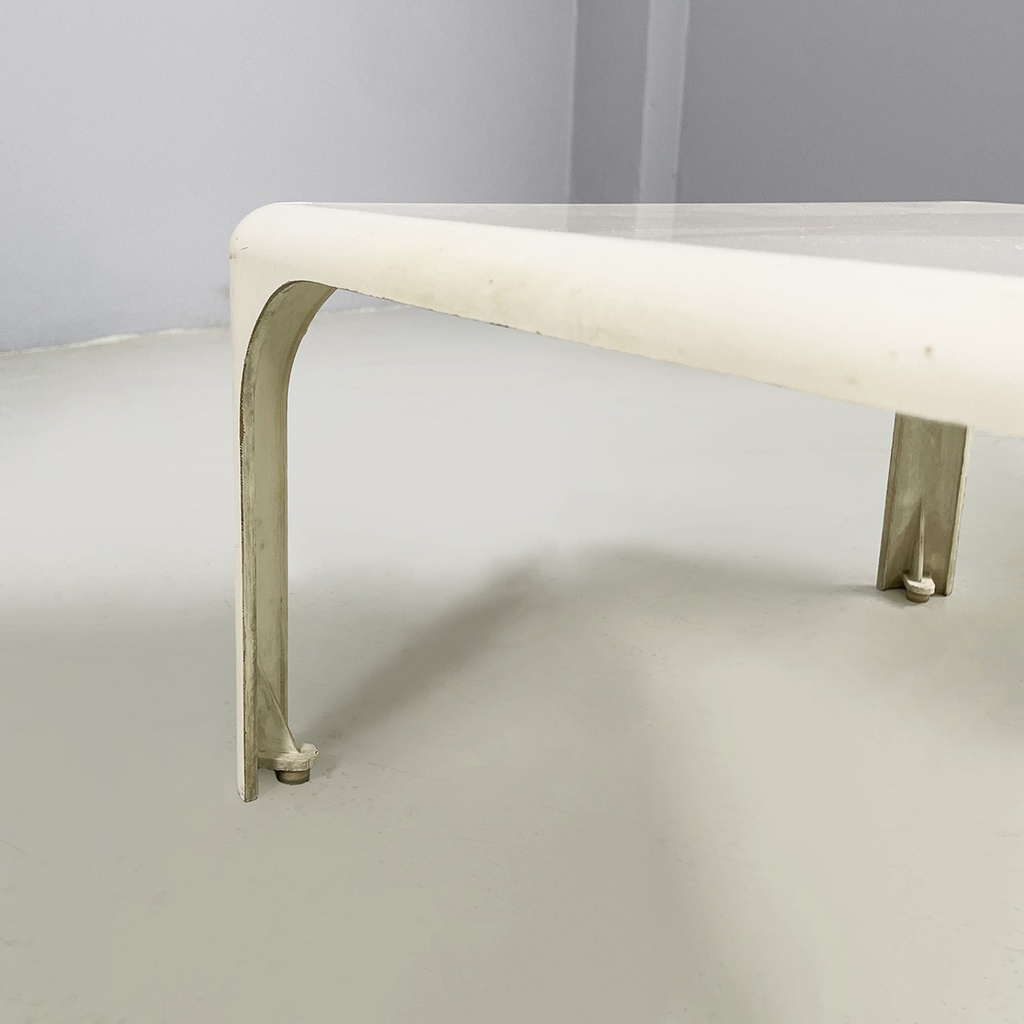 Italian space age Plastic coffee table Demetrio 45 by Magistretti Artemide 1970s