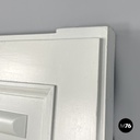 Porta in legno bianco decorato, 2000 ca.