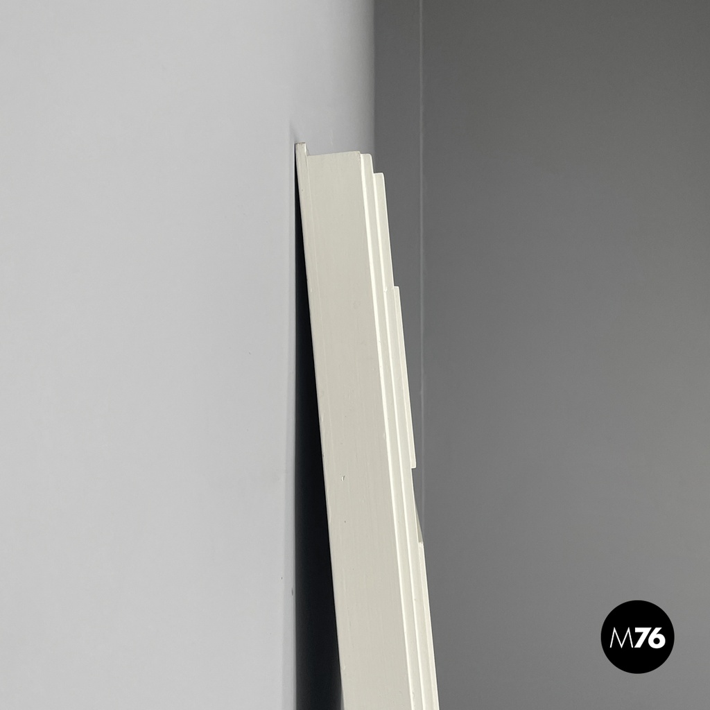 Porta in legno bianco decorato, 2000 ca.