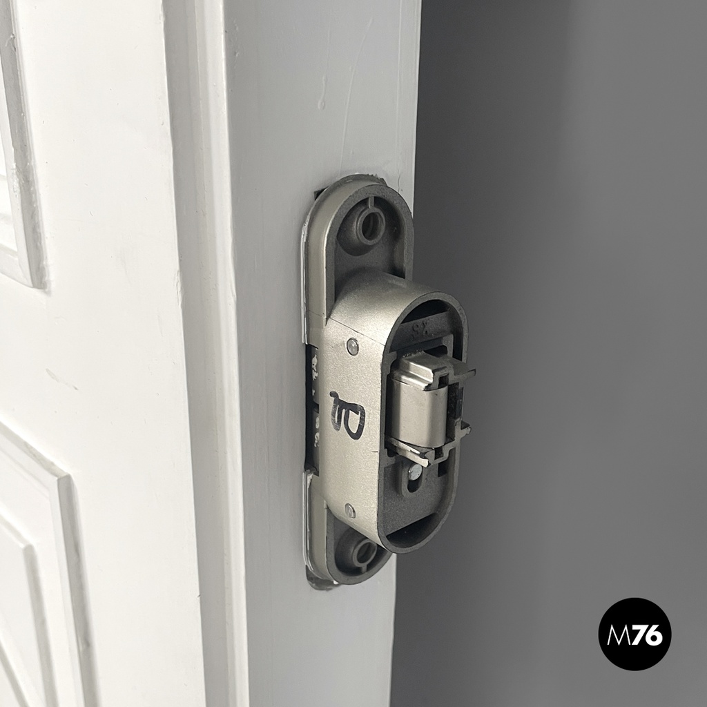 Porta in legno bianco decorato, 2000 ca.