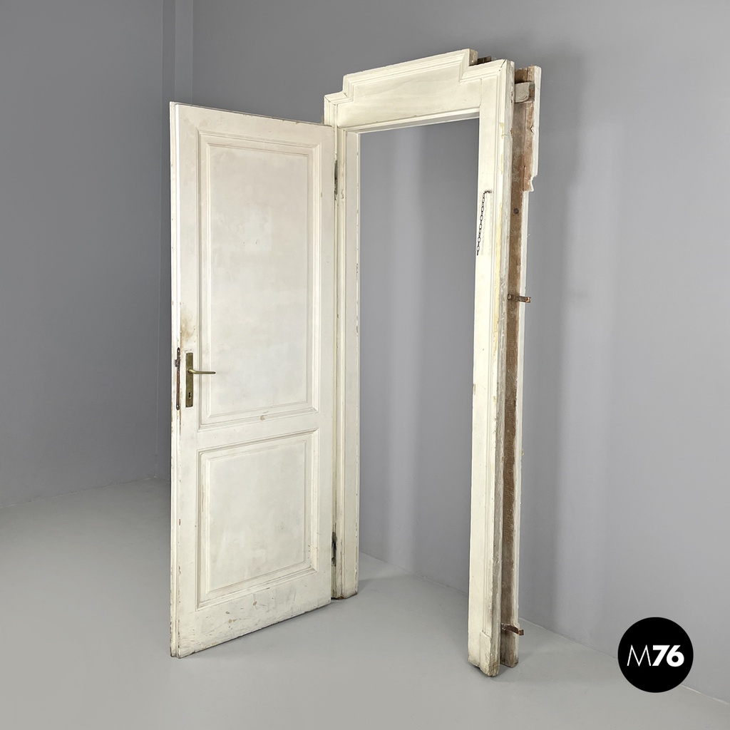 Porta con stipite in legno bianco, primi del 1900 ca.
