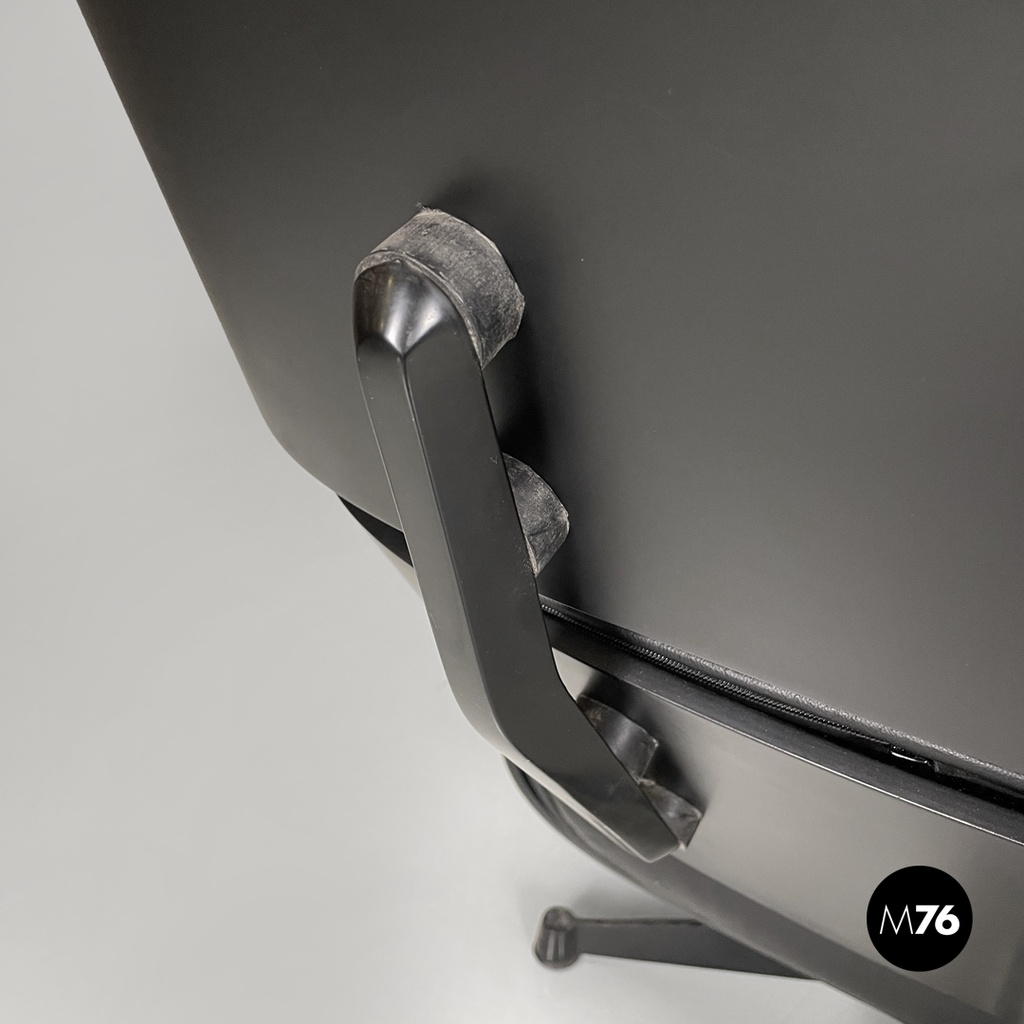 Poltrona e pouf 670 671 di Charles e Ray Eames per ICF, 1970 ca.