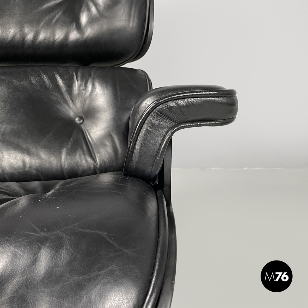 Poltrona e pouf 670 671 di Charles e Ray Eames per ICF, 1970 ca.