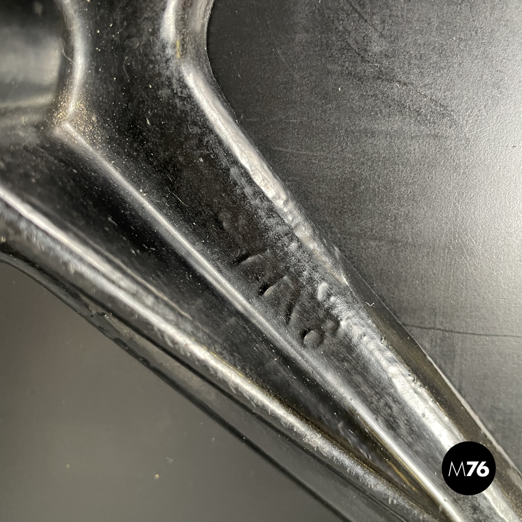 Poltrona e pouf 670 671 di Charles e Ray Eames per ICF, 1970 ca.