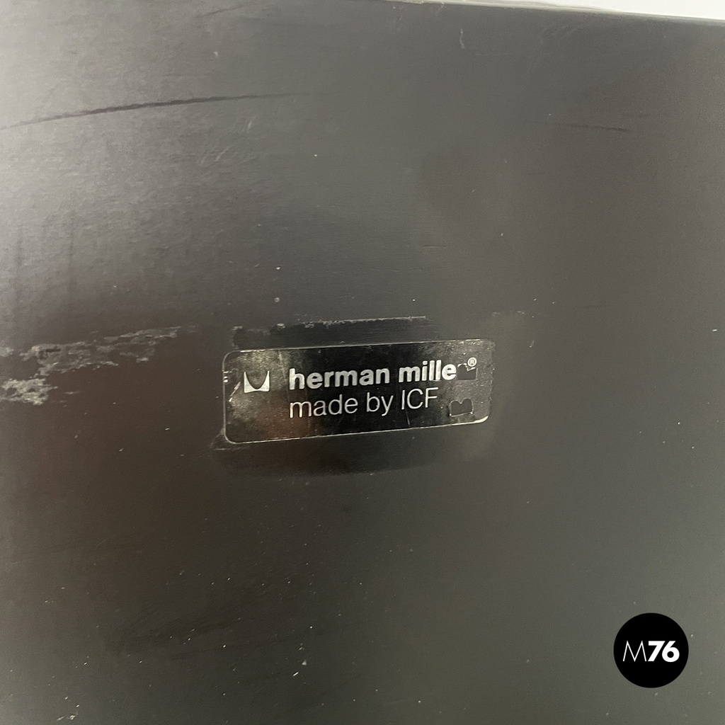 Poltrona e pouf 670 671 di Charles e Ray Eames per ICF, 1970 ca.