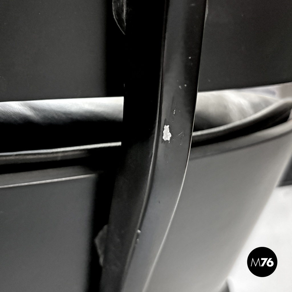 Poltrona e pouf 670 671 di Charles e Ray Eames per ICF, 1970 ca.