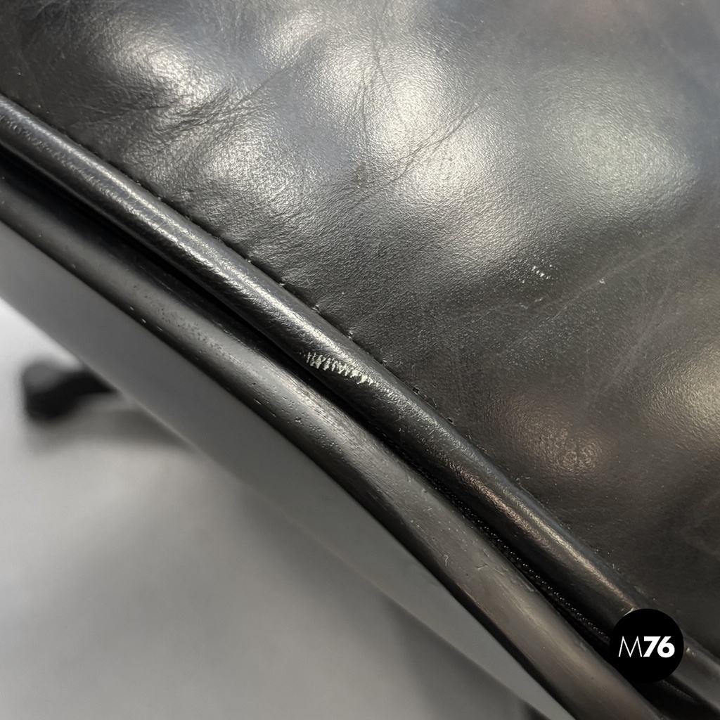 Poltrona e pouf 670 671 di Charles e Ray Eames per ICF, 1970 ca.