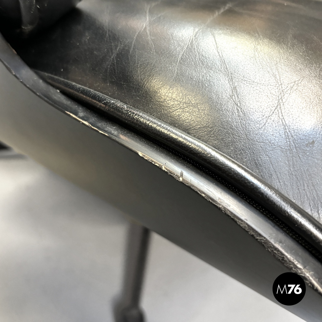 Poltrona e pouf 670 671 di Charles e Ray Eames per ICF, 1970 ca.