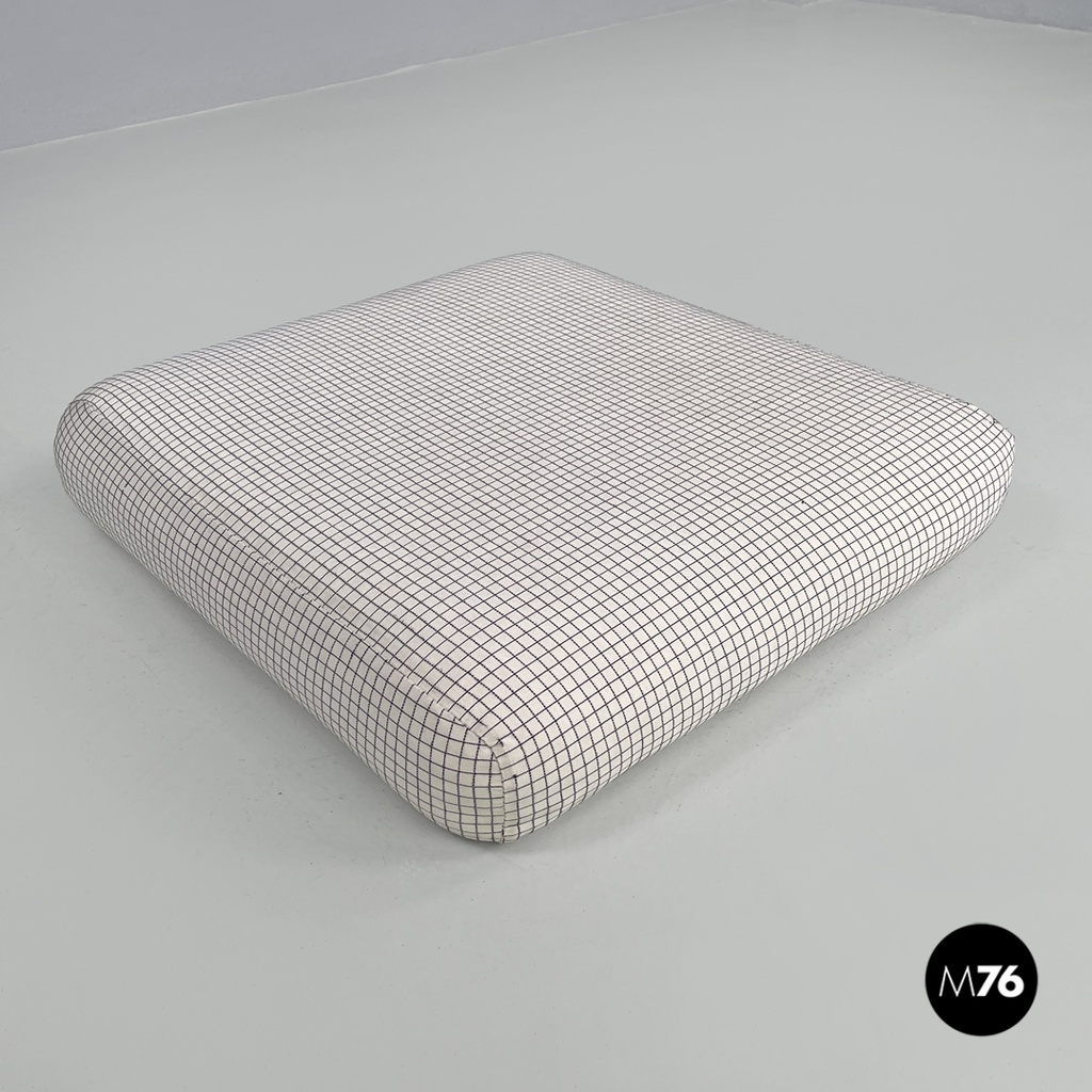 Cuscini in tessuto con ricamo geometrico, 1980 ca.