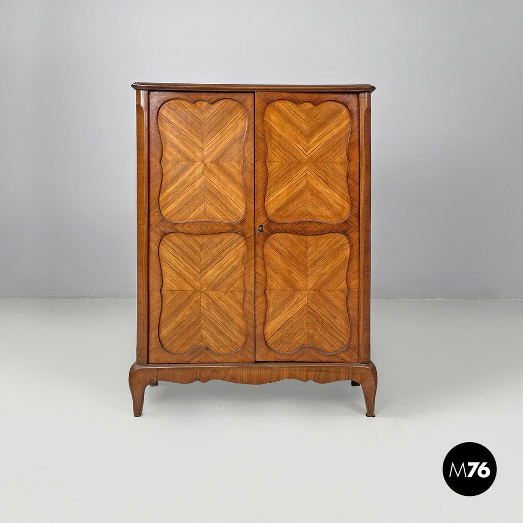 Mobile in legno con ante decorate, 1850 ca. 