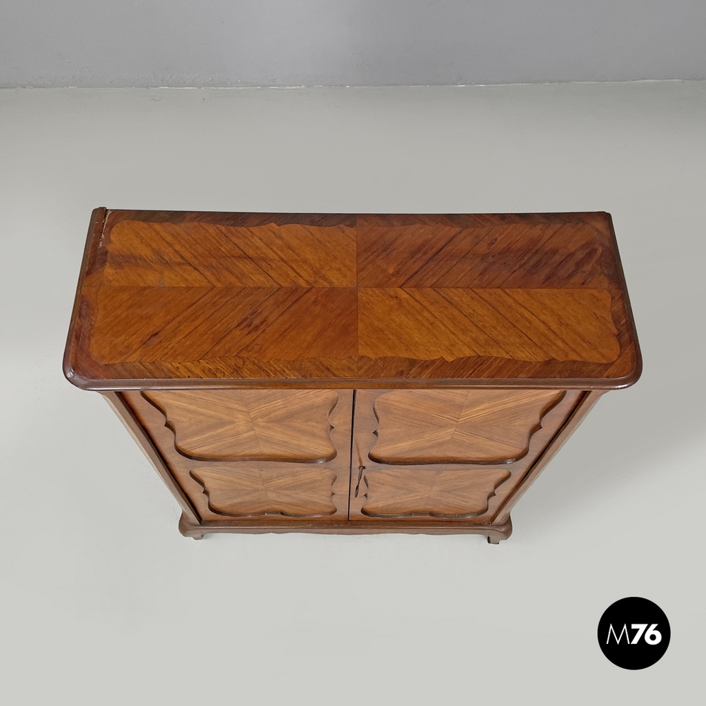 Mobile in legno con ante decorate, 1850 ca. 