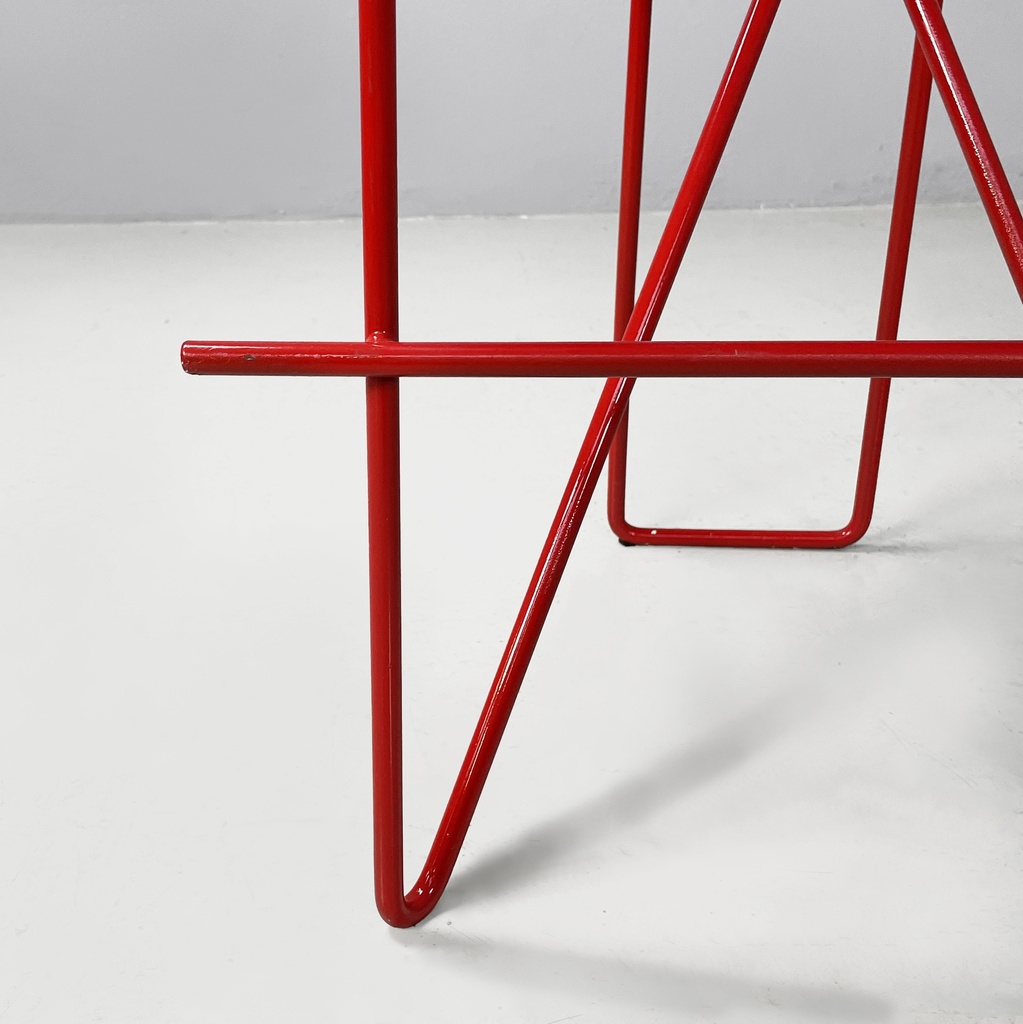 Sgabelli in legno e metallo rosso, 1980 ca.