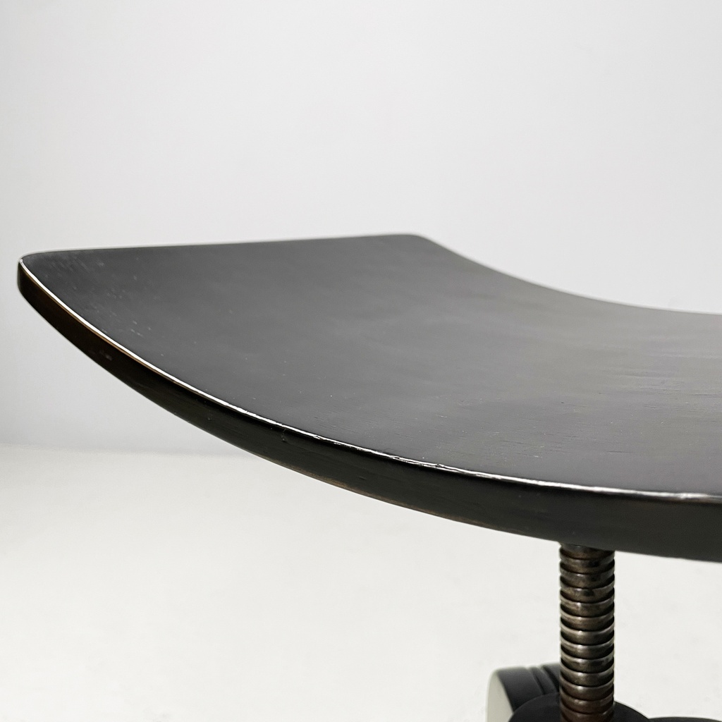 Sgabello in legno nero,