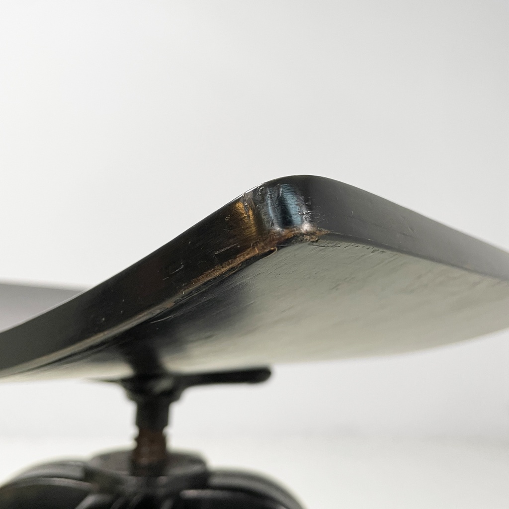 Sgabello in legno nero,