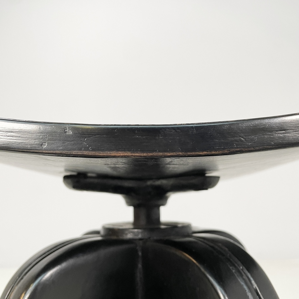 Sgabello in legno nero,