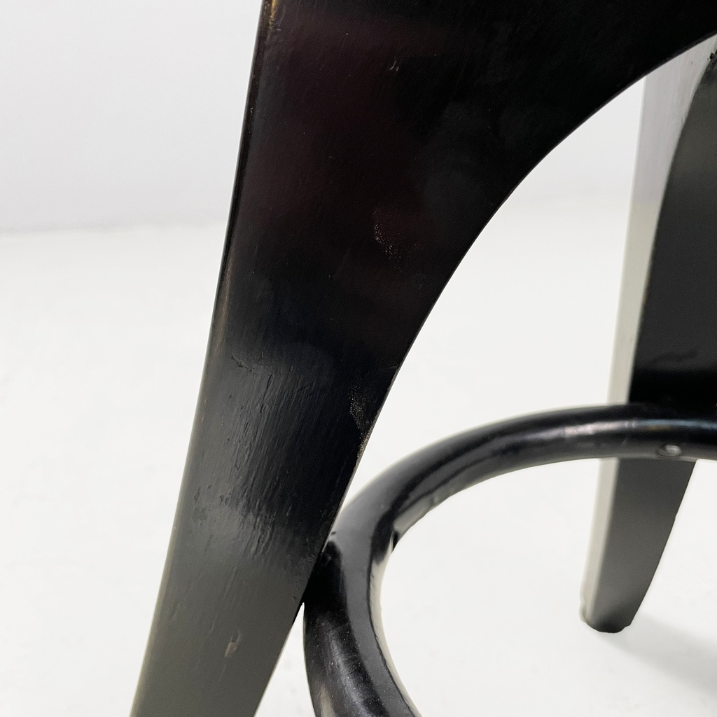 Sgabello in legno nero,