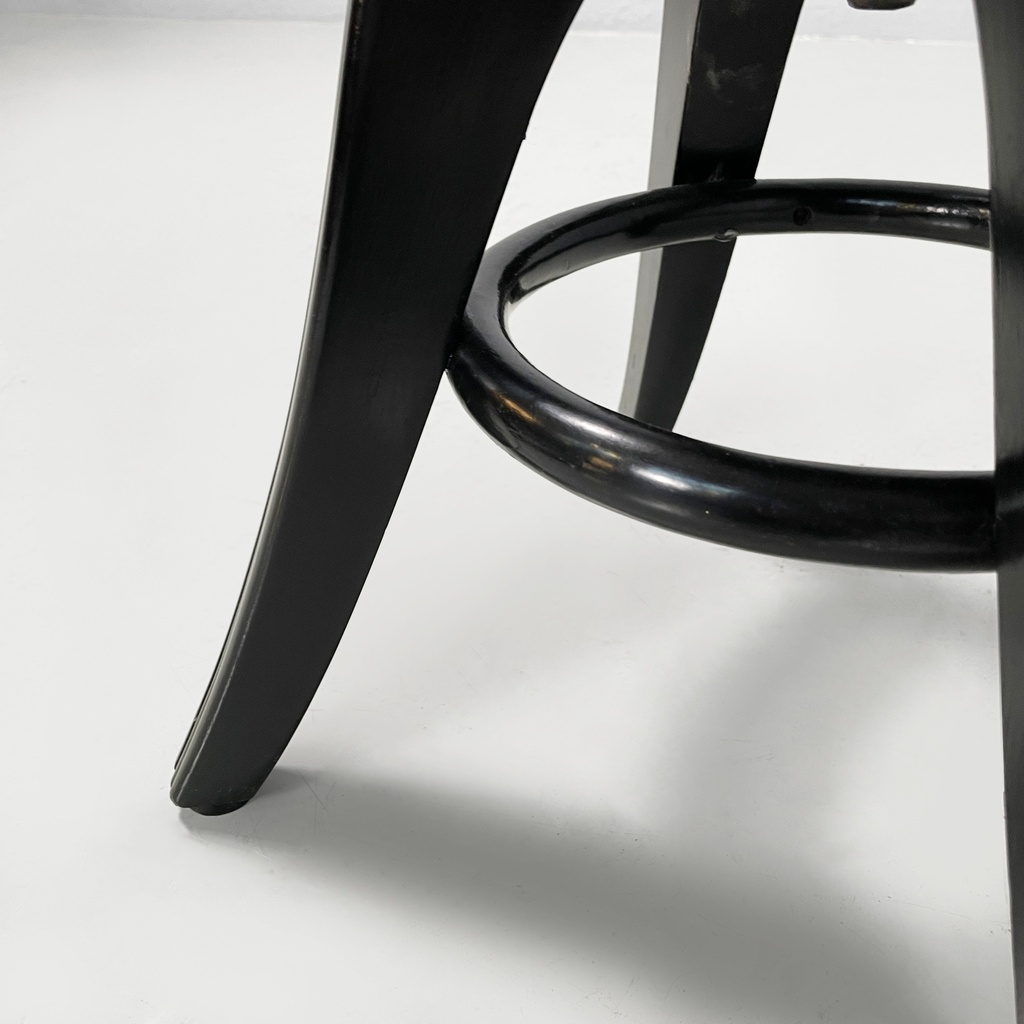 Sgabello in legno nero,