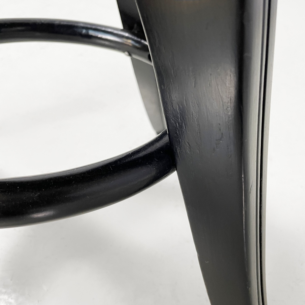 Sgabello in legno nero,