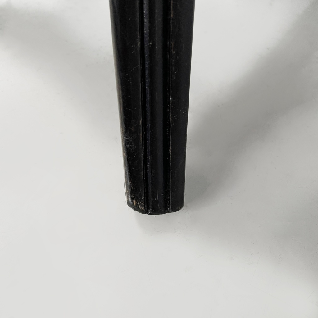 Sgabello in legno nero,