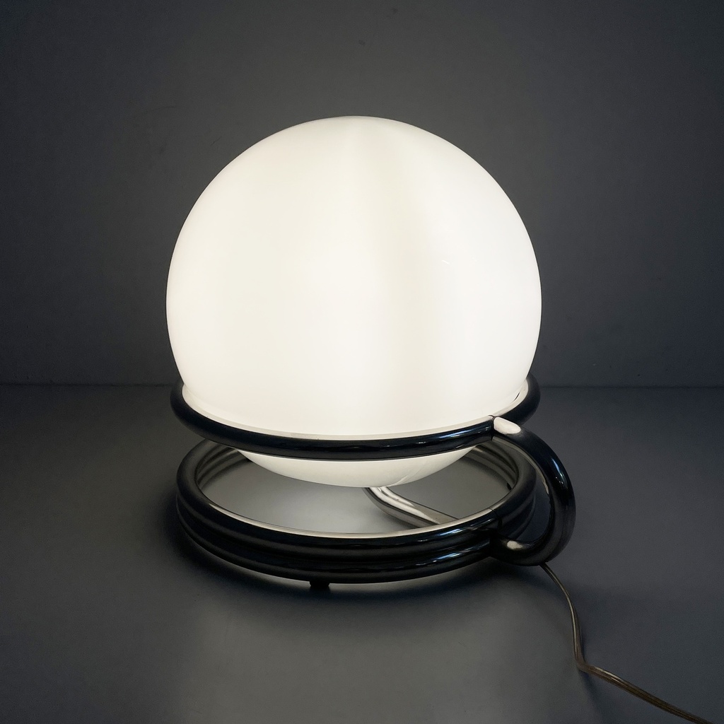Lampada da tavolo in vetro opalino e acciaio, 1970 ca.