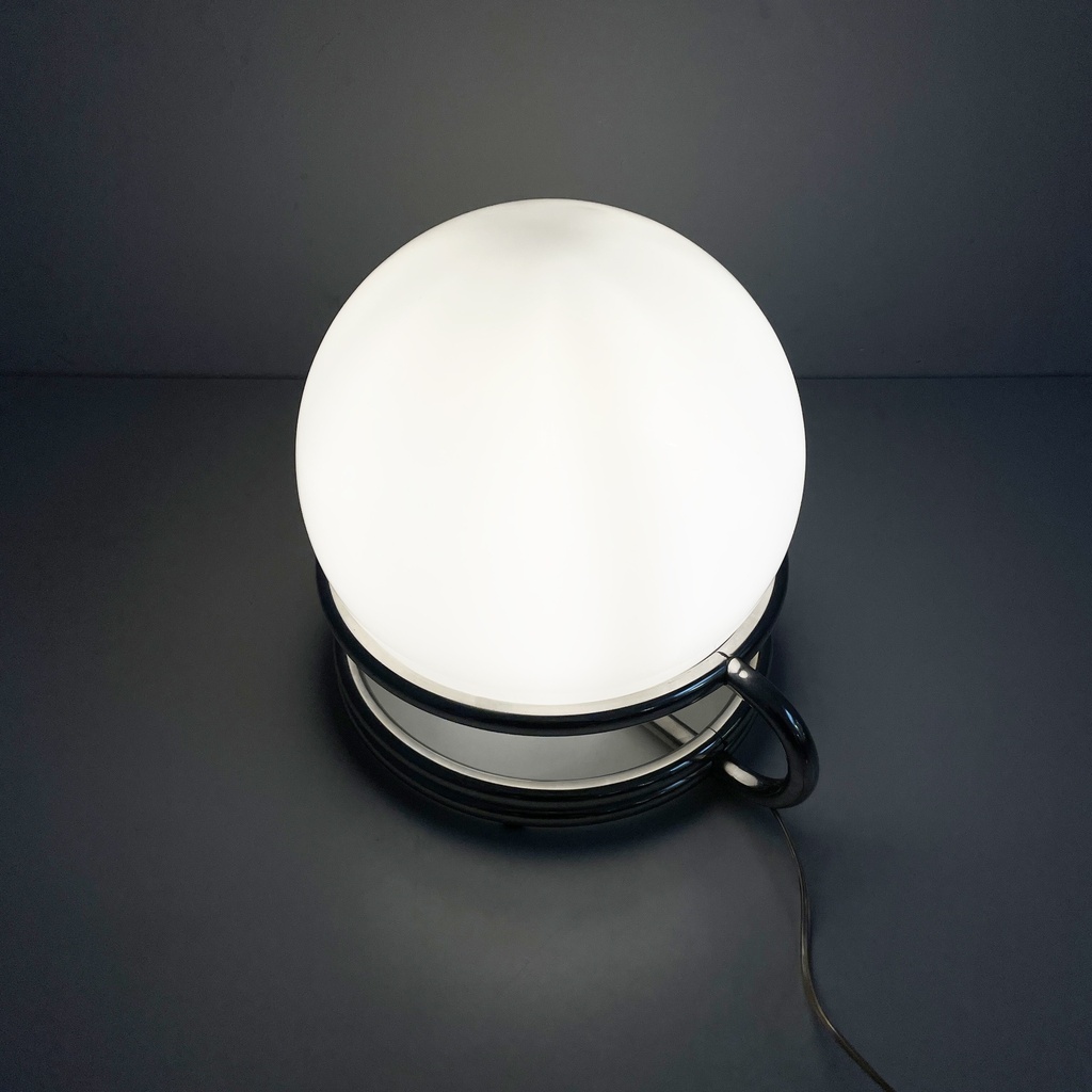 Lampada da tavolo in vetro opalino e acciaio, 1970 ca.