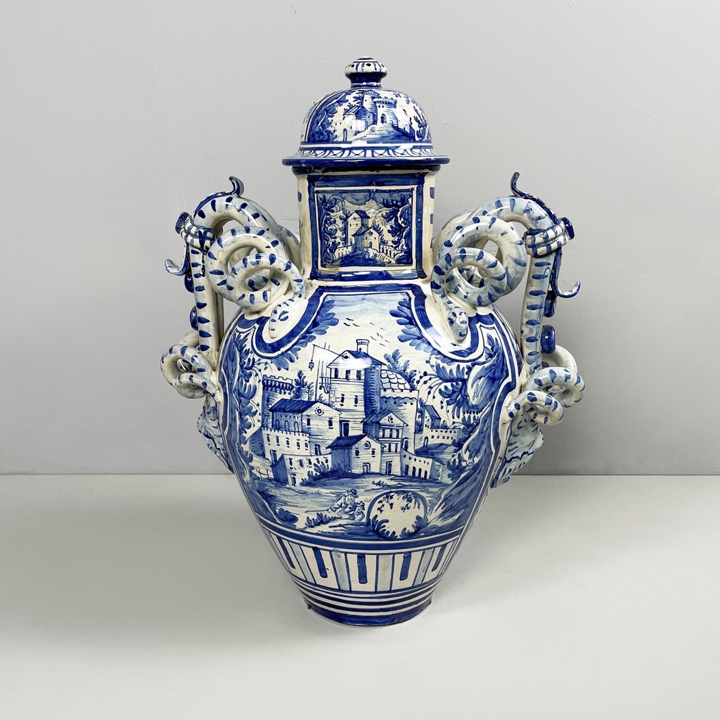 Vaso con coperchio in maiolica, 1715