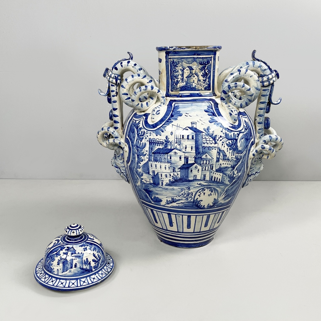 Vaso con coperchio in maiolica, 1715
