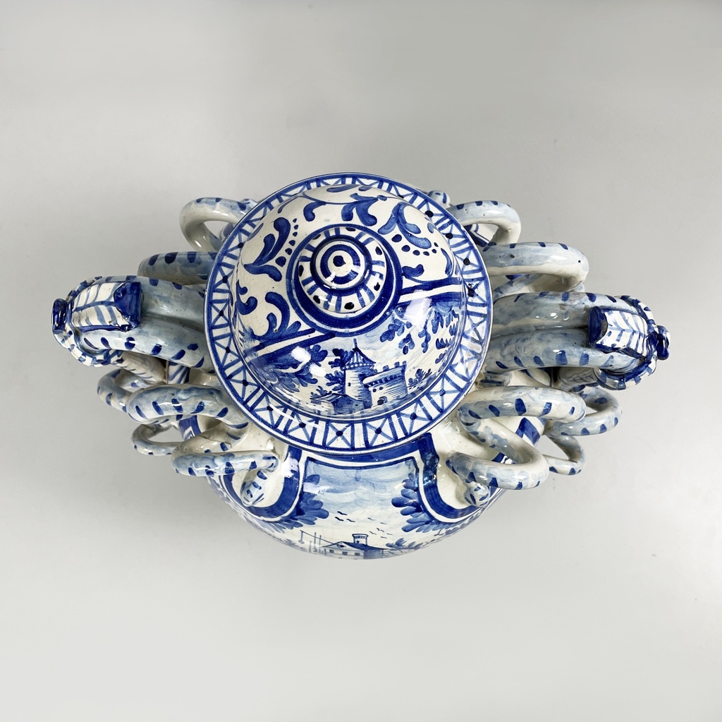 Vaso con coperchio in maiolica, 1715
