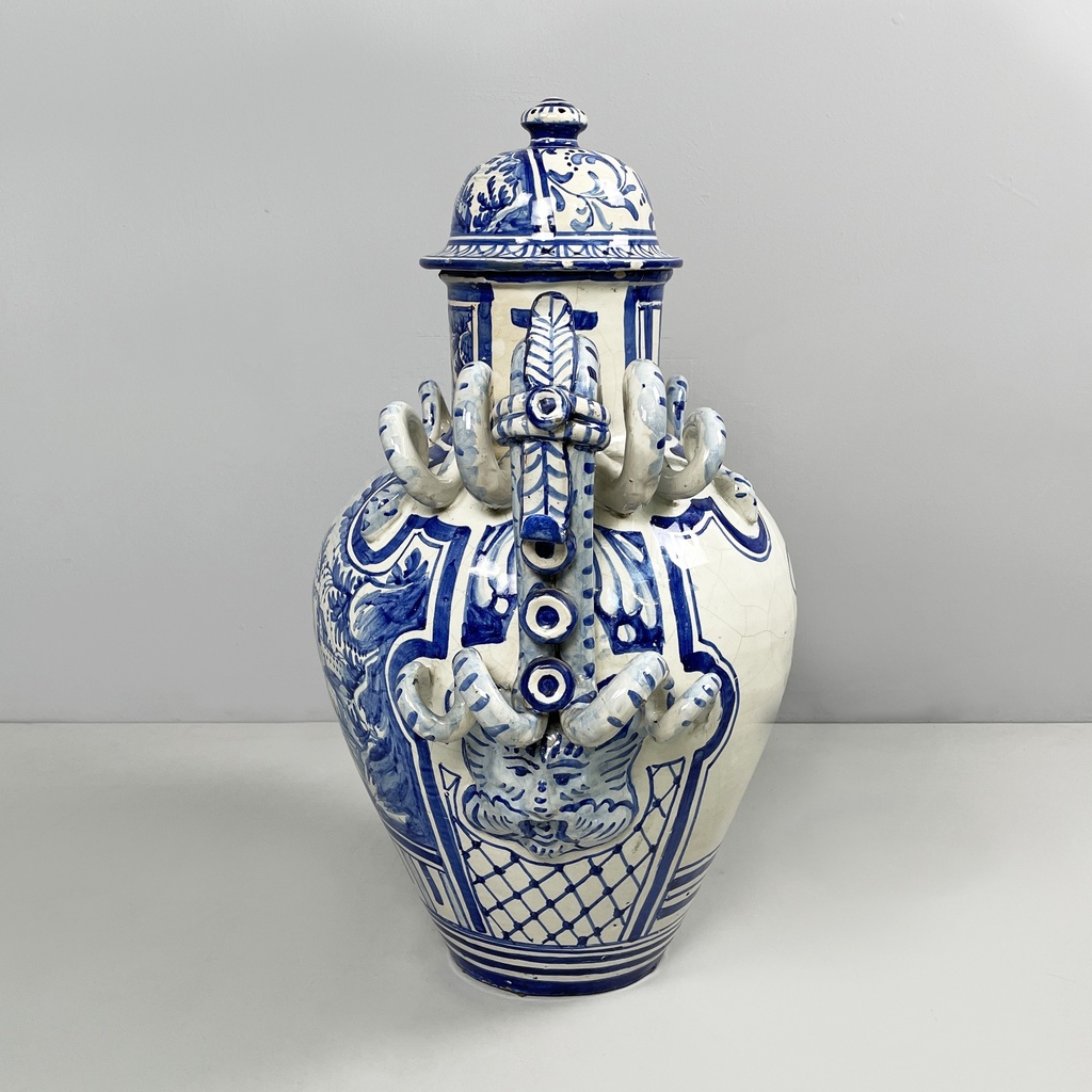 Vaso con coperchio in maiolica, 1715