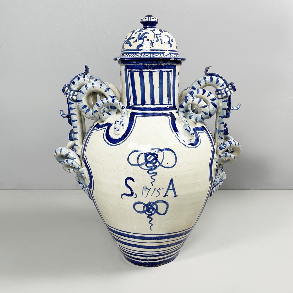 Vaso con coperchio in maiolica, 1715