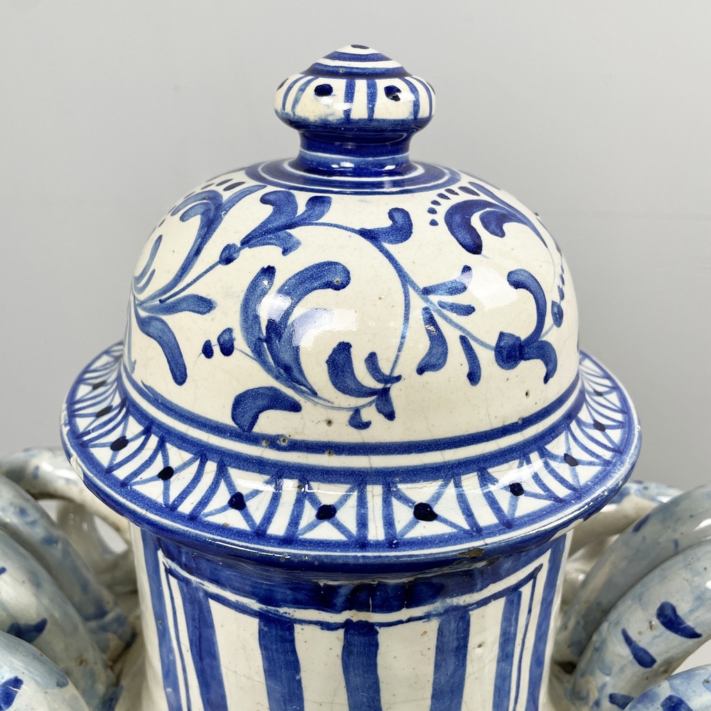 Vaso con coperchio in maiolica, 1715